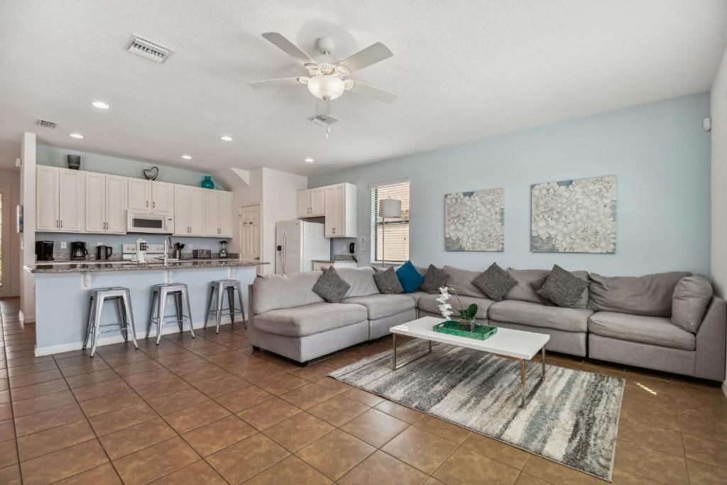Large family friendly Vacation Home, Private Pool, Golf course location, Nr Orlando Disney Parks Florida photo 3