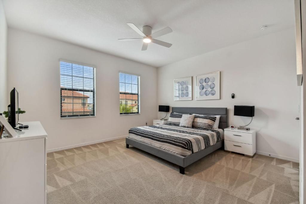 Large family friendly Vacation Home, Private Pool, Golf course location, Nr Orlando Disney Parks Florida photo 2