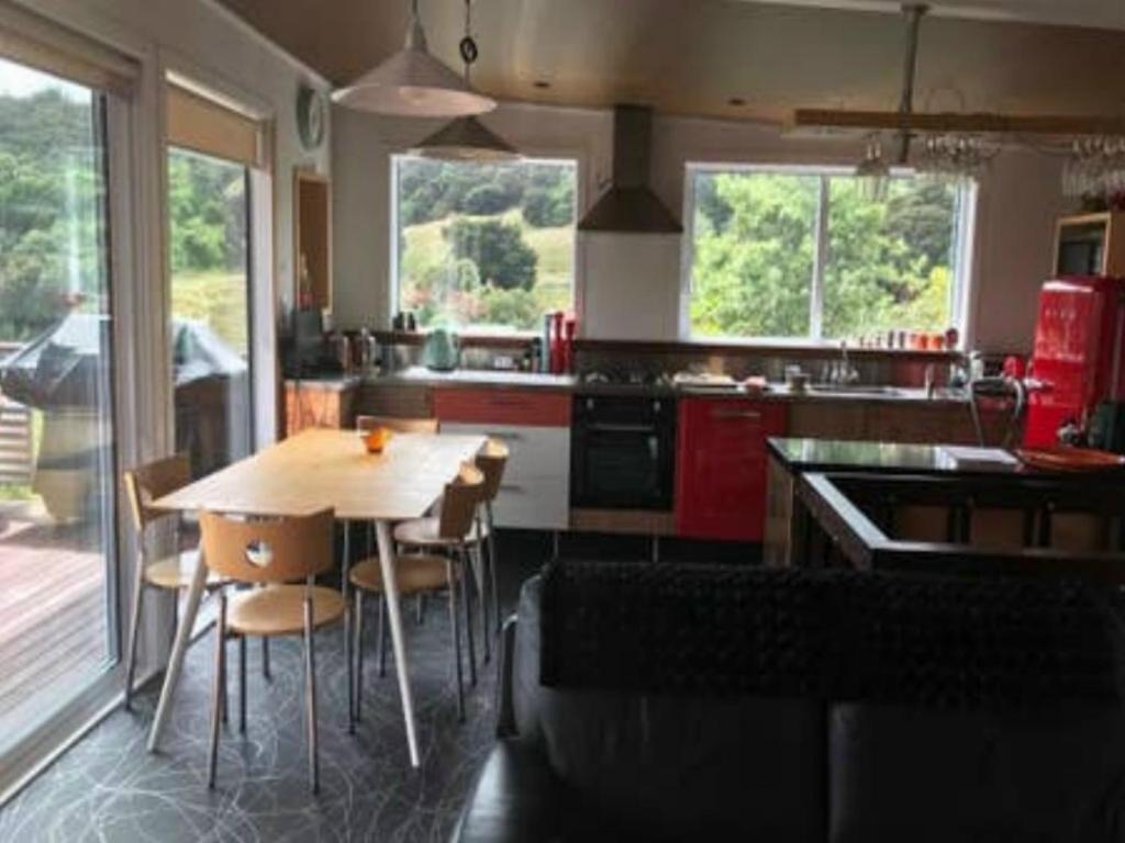 Akaroa Sunshine Views and Spa Pool !!! photo 1