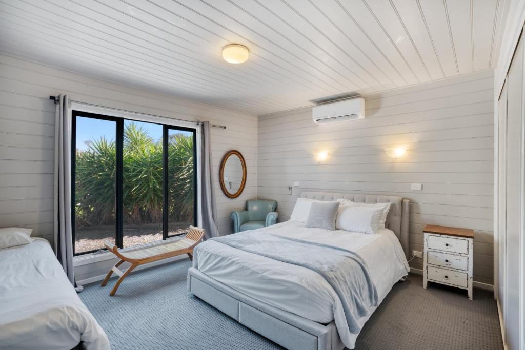 Bear Gully Coastal Cottages - Tap to explore photos