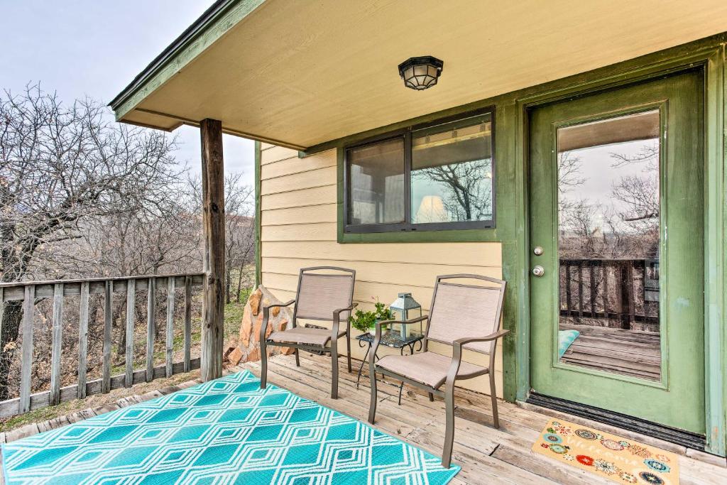 Medicine Park Cabin Rental with Mountain View photo 2