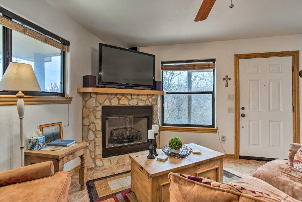 Medicine Park Cabin Rental with Mountain View photo 4