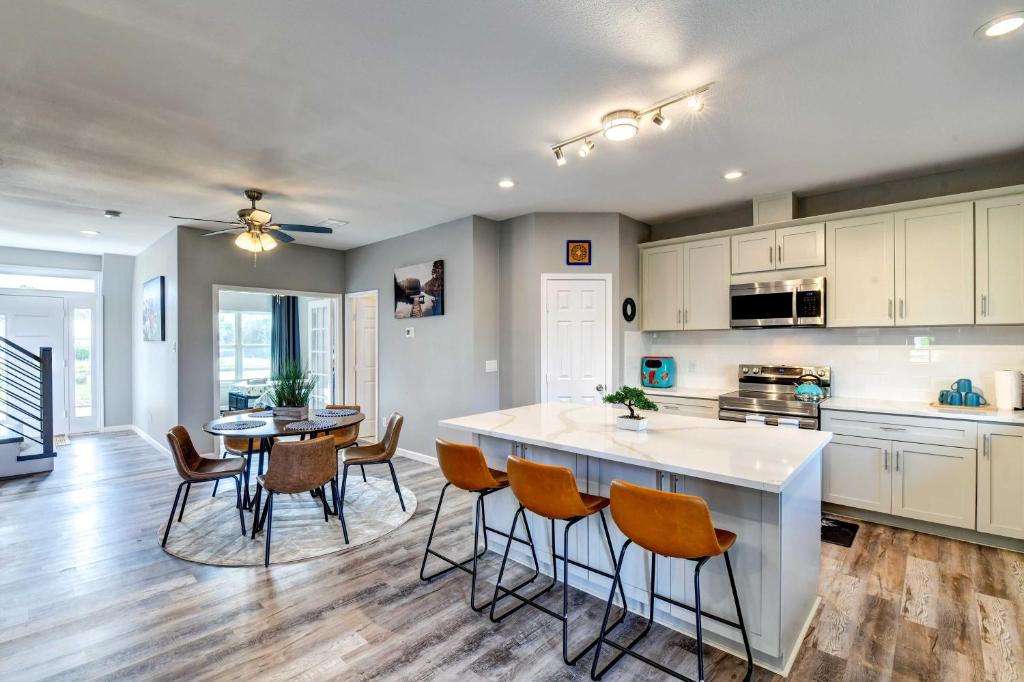 Arlington Home with Yard 2 Mi to ATandT Stadium! photo 1