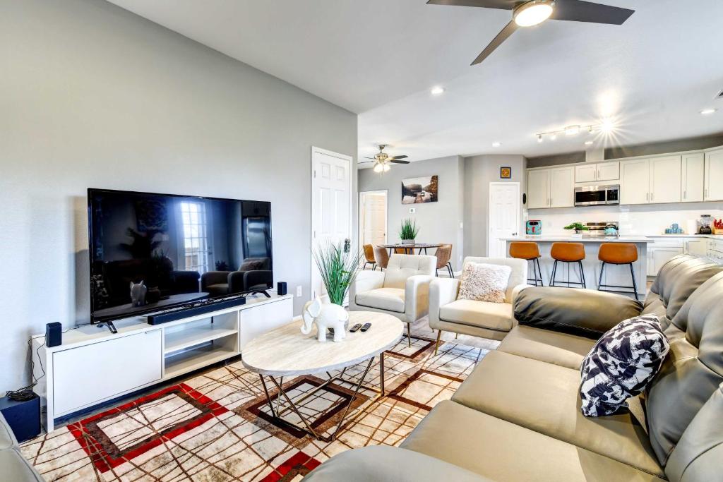 Arlington Home with Yard 2 Mi to ATandT Stadium! photo 4