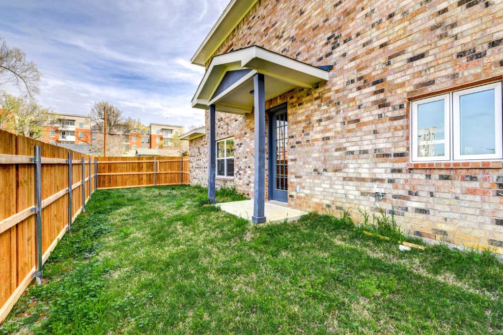 Arlington Home with Yard 2 Mi to ATandT Stadium! photo 2