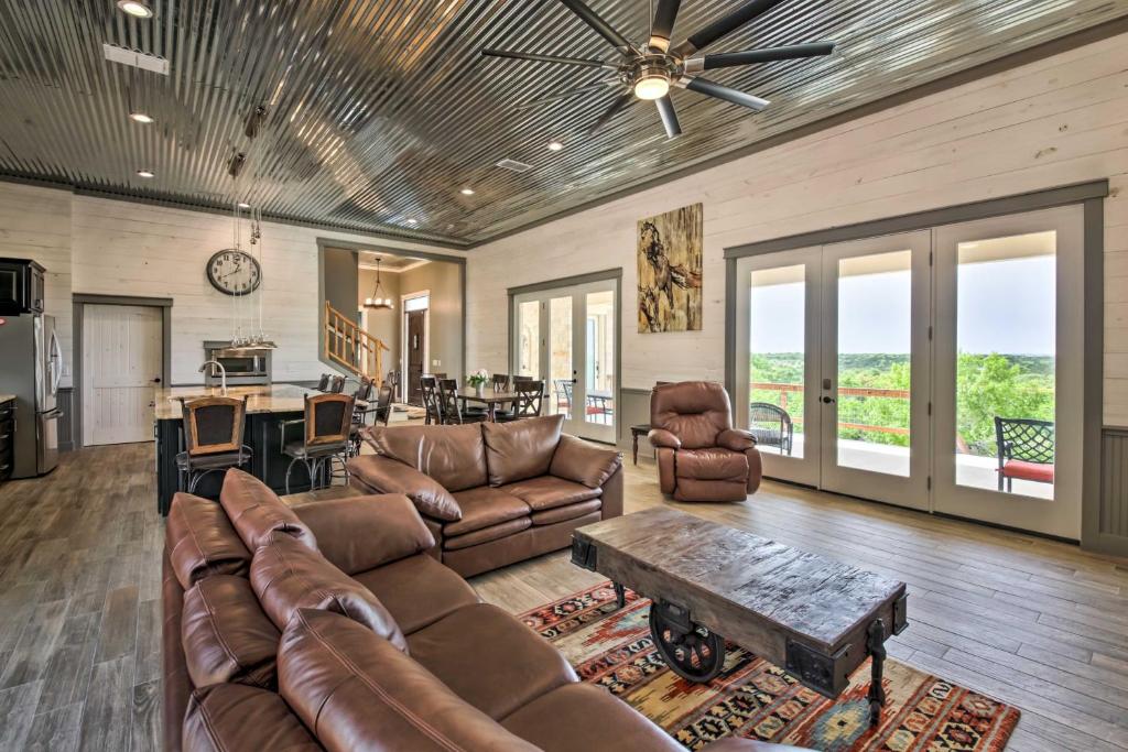 Ladera Hill Country Estate on 13 Acres with Hot Tub photo 2