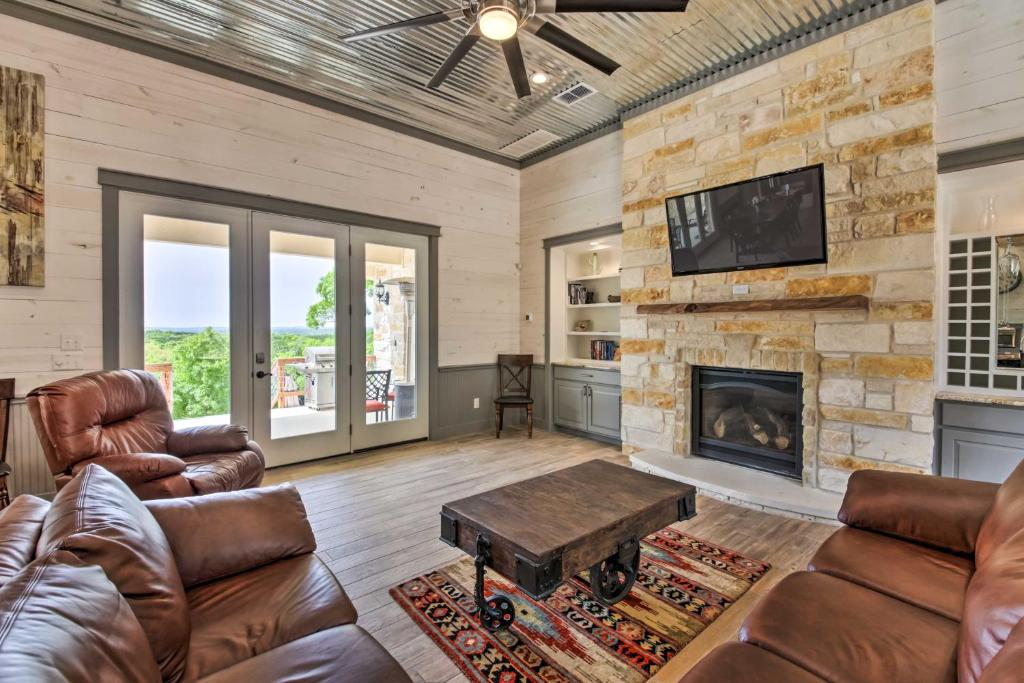 Ladera Hill Country Estate on 13 Acres with Hot Tub photo 4
