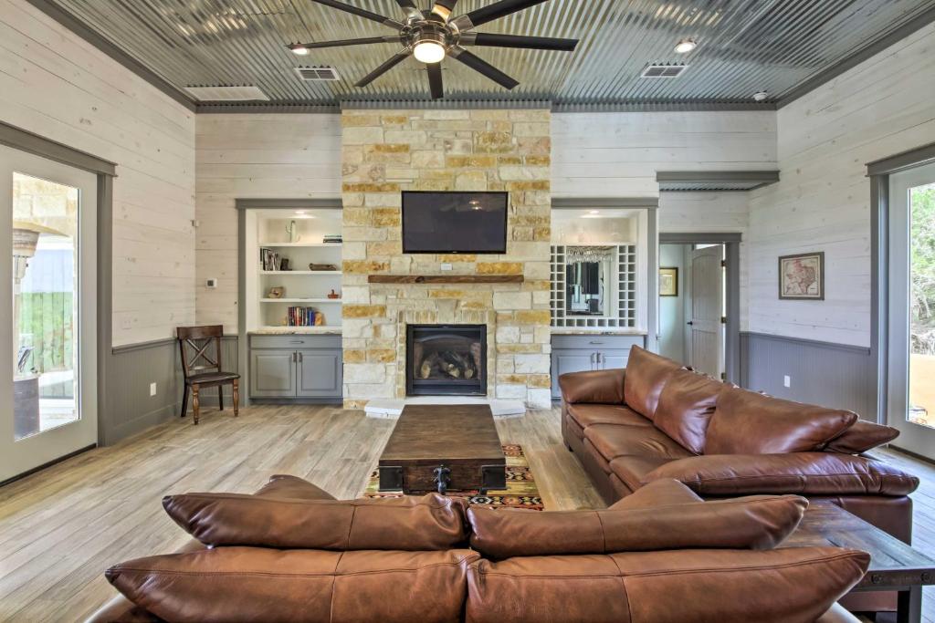 Ladera Hill Country Estate on 13 Acres with Hot Tub photo 3