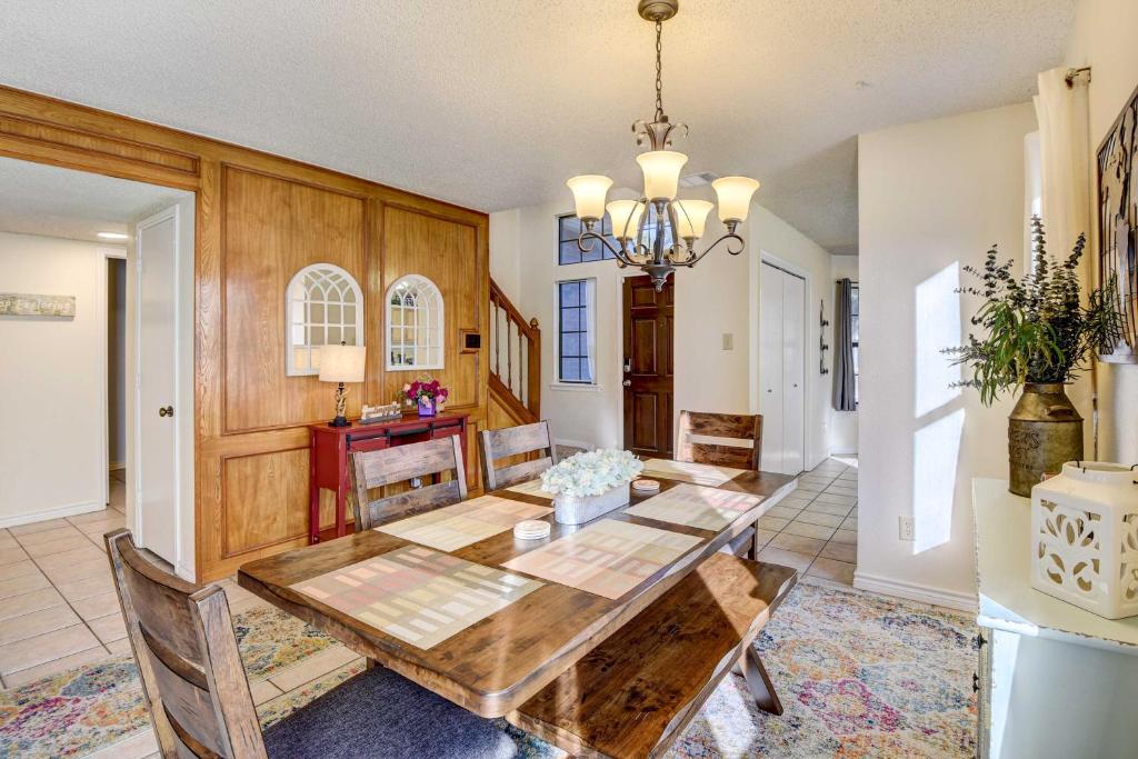 Grand Prairie Home, 4 Mi to Joe Pool Lake! photo 1