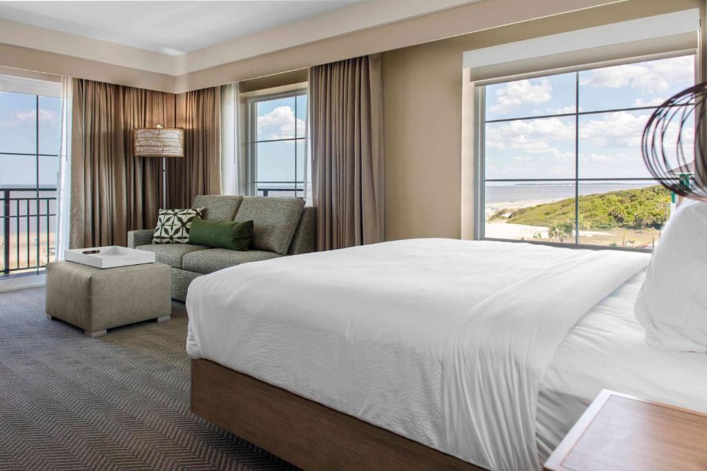 Courtyard by Marriott Jekyll Island - Tap to explore photos