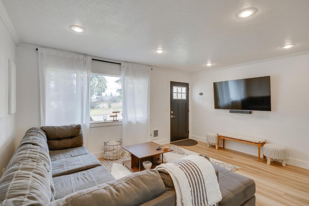 Vancouver Vacation Rental 16 Mi to Portland!