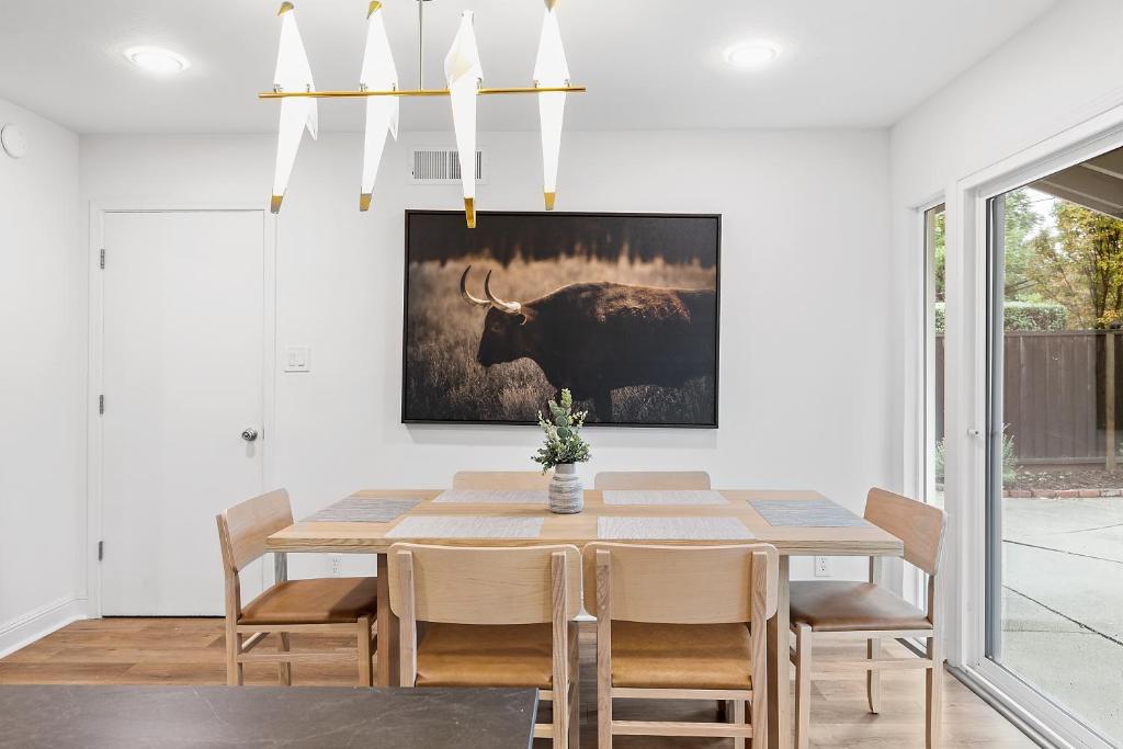 @ Marbella Lane - Fresh and Vibrant 3BR Home photo 3