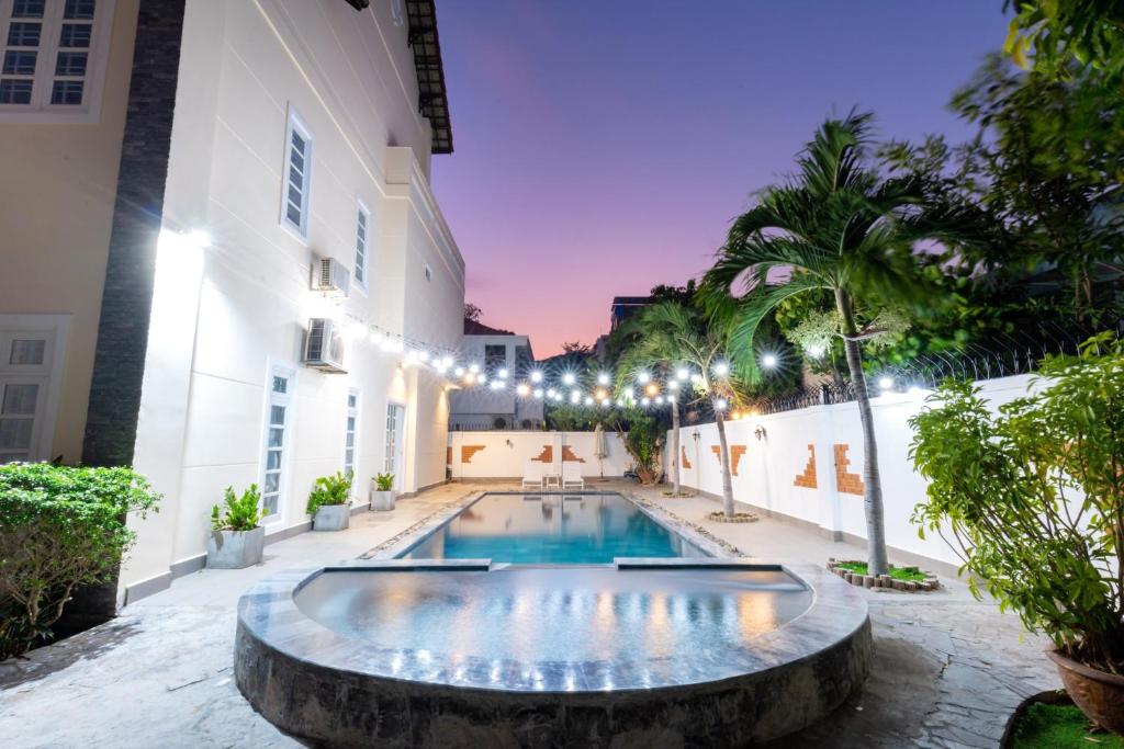 Palm Villa Near Beach 6