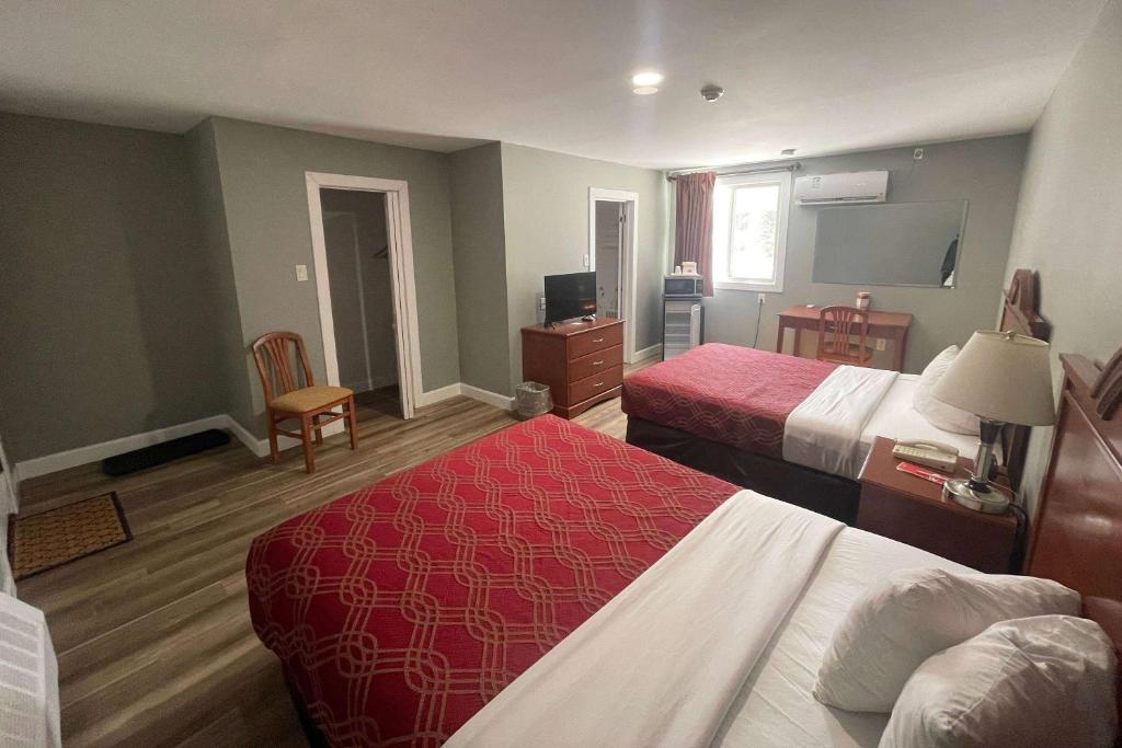 Super 8 by Wyndham Pembroke photo 3