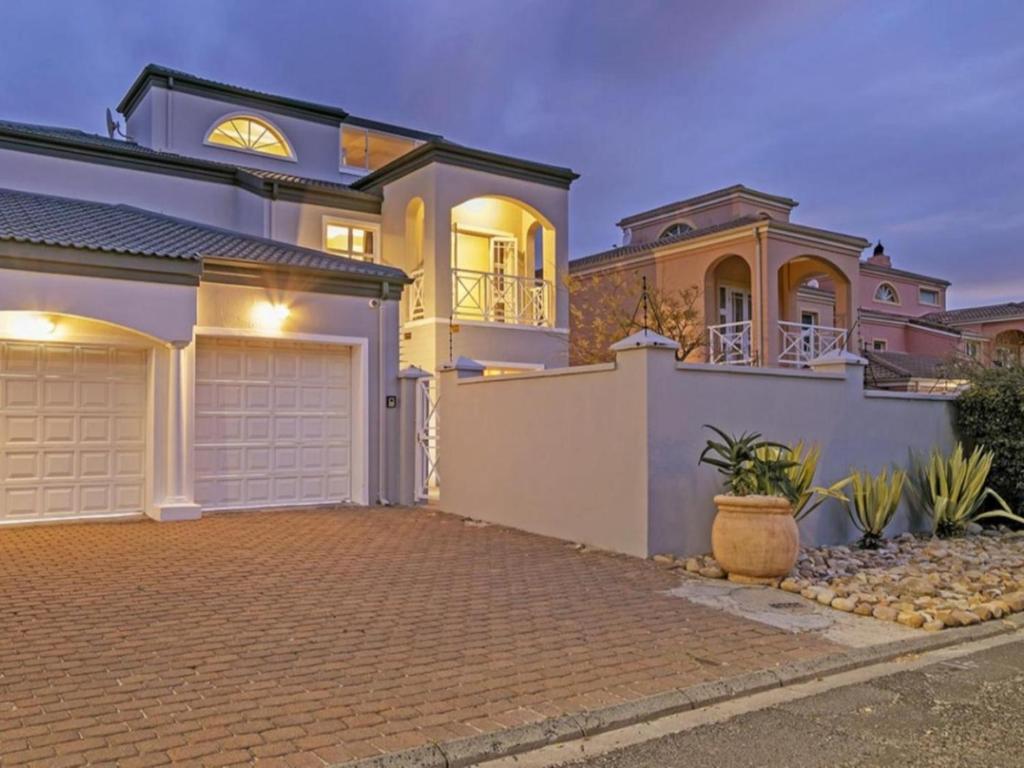 Villa de la Mer Hout Bay Beachfront