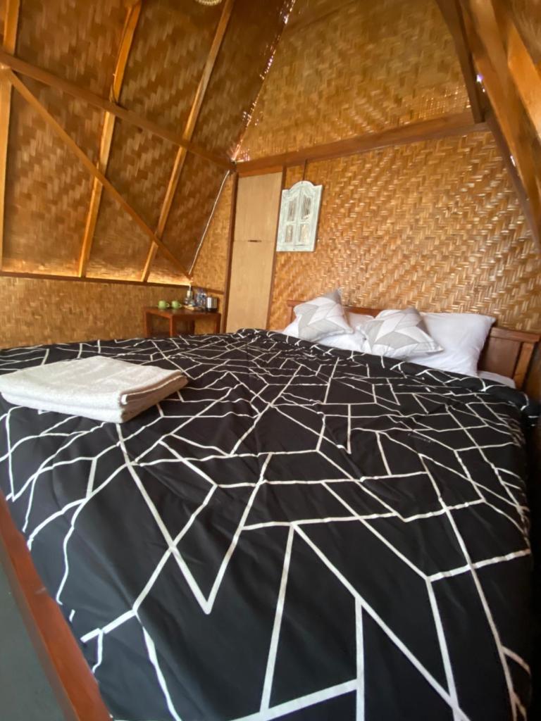 D' Tepi Danau Glamping
