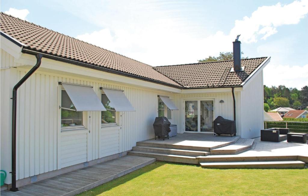 Beautiful Home In Vstra Frlunda With 3 Bedrooms And Wifi photo 1