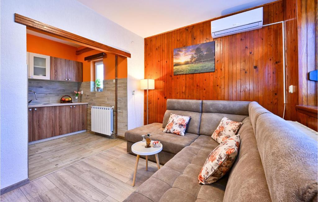 Amazing Home In Gudovac With Wifi, 2 Bedrooms And Outdoor Swimming Pool photo 2