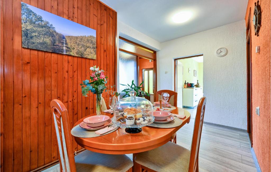 Amazing Home In Gudovac With Wifi, 2 Bedrooms And Outdoor Swimming Pool photo 4