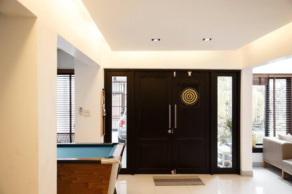 Joyful Modern Home with Foods Nearby photo 1
