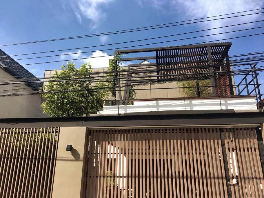 Joyful Modern Home with Foods Nearby photo 2