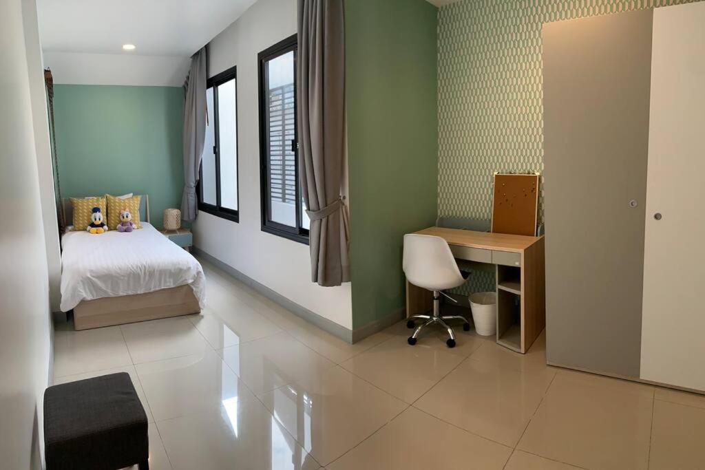 Joyful Modern Home with Foods Nearby photo 4
