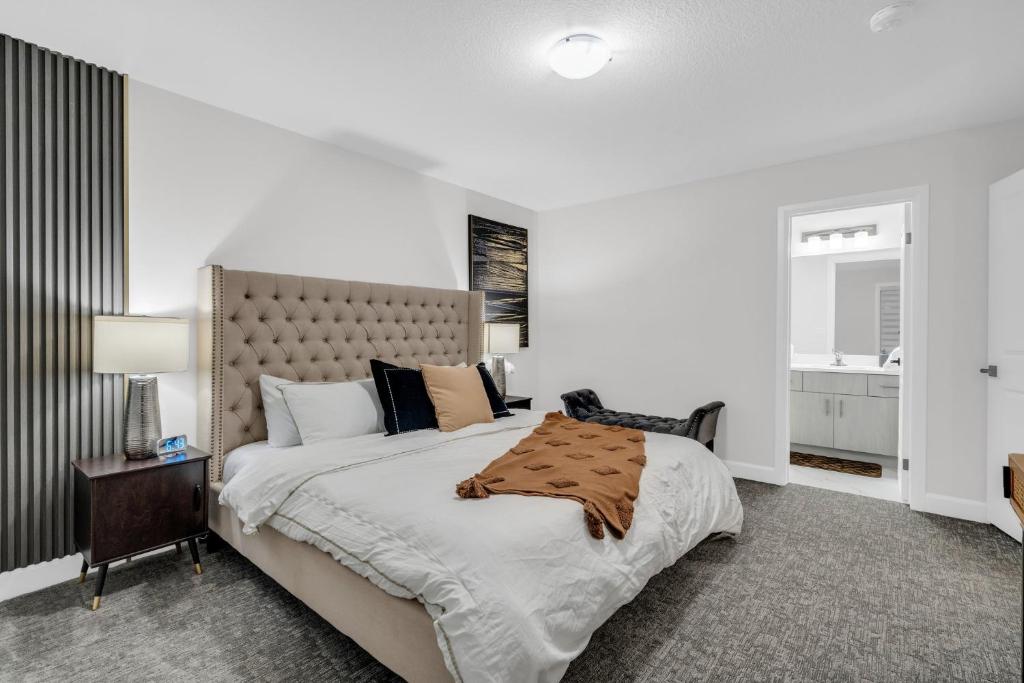 Lavish Home on Scenic Mountain - King Bed photo 2