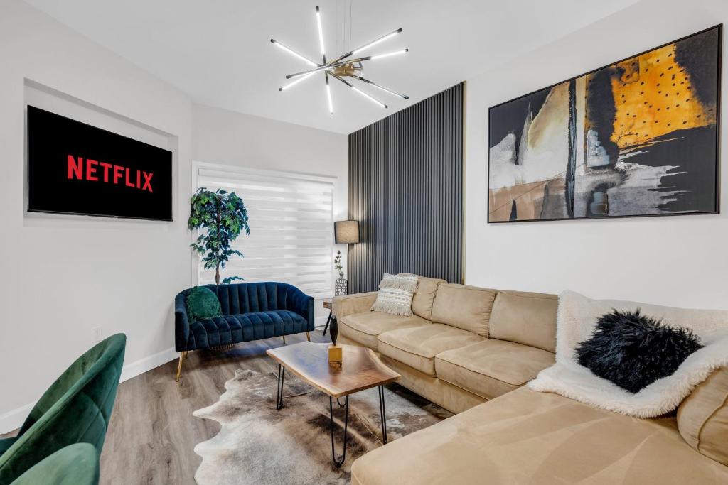 Lavish Home on Scenic Mountain - King Bed