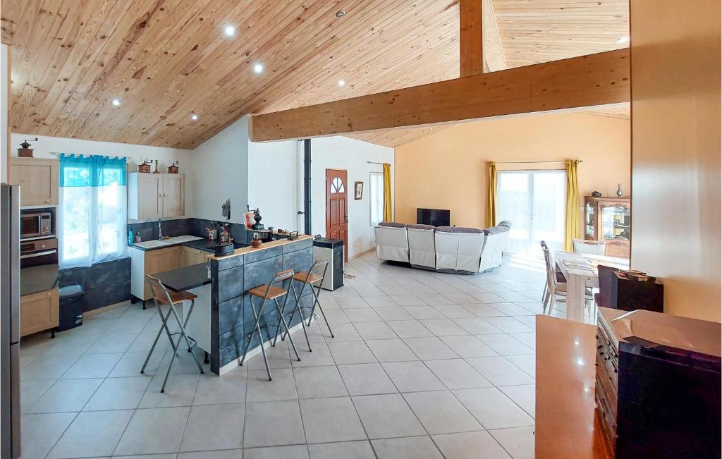 Beautiful Home In Saint-georges-dolron With Wifi And 3 Bedrooms photo 1