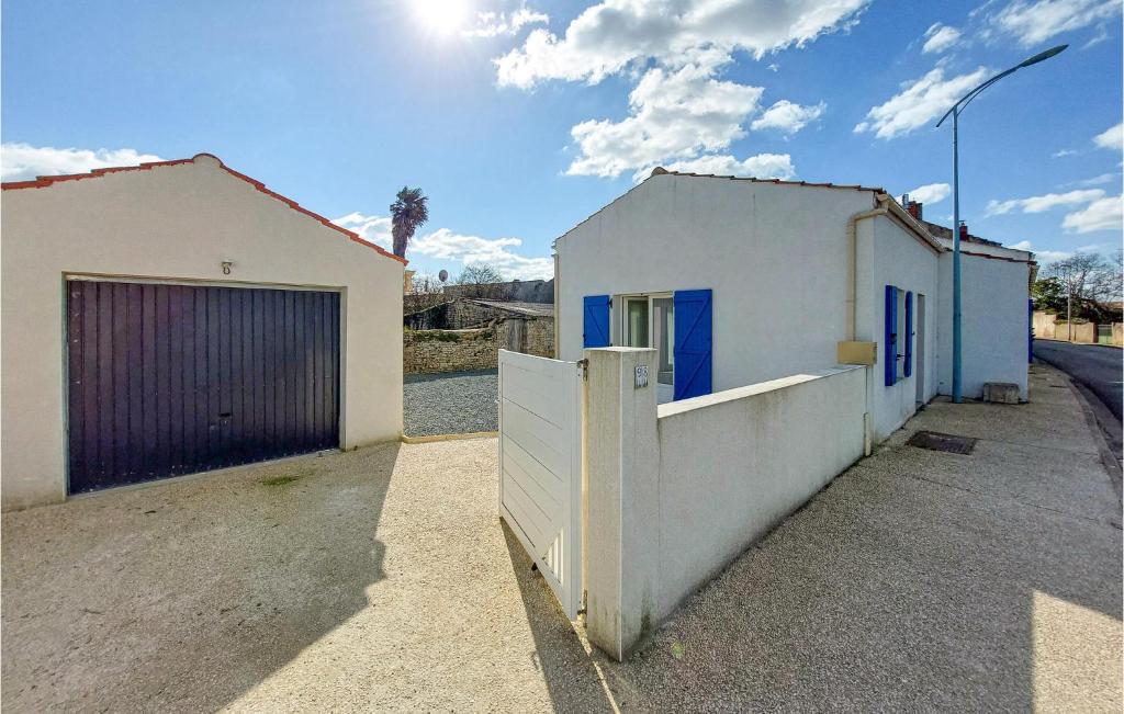 Beautiful Home In Saint-georges-dolron With Wifi And 3 Bedrooms photo 2