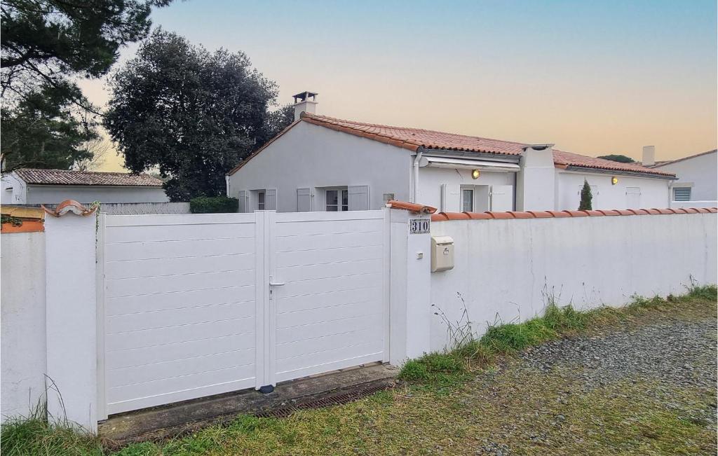 Awesome Home In Rivedoux-plage With Wifi And 2 Bedrooms photo 2