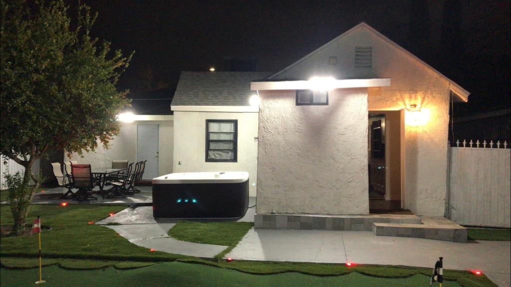 Entire 3 Bedroom Home with Golf Putting & hot spa image
