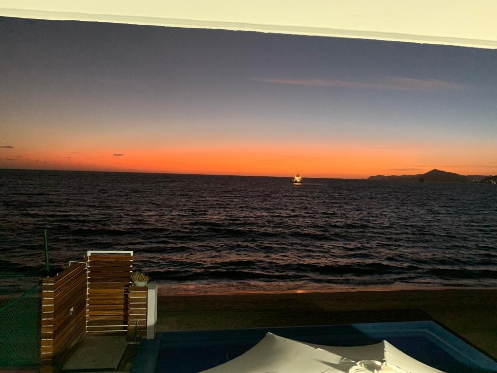 INCREIBLE DEPARTAMENTO A PIE DE PLAYA EN MANZANILLO, COMPLETAMENTE NUEVO photo 3