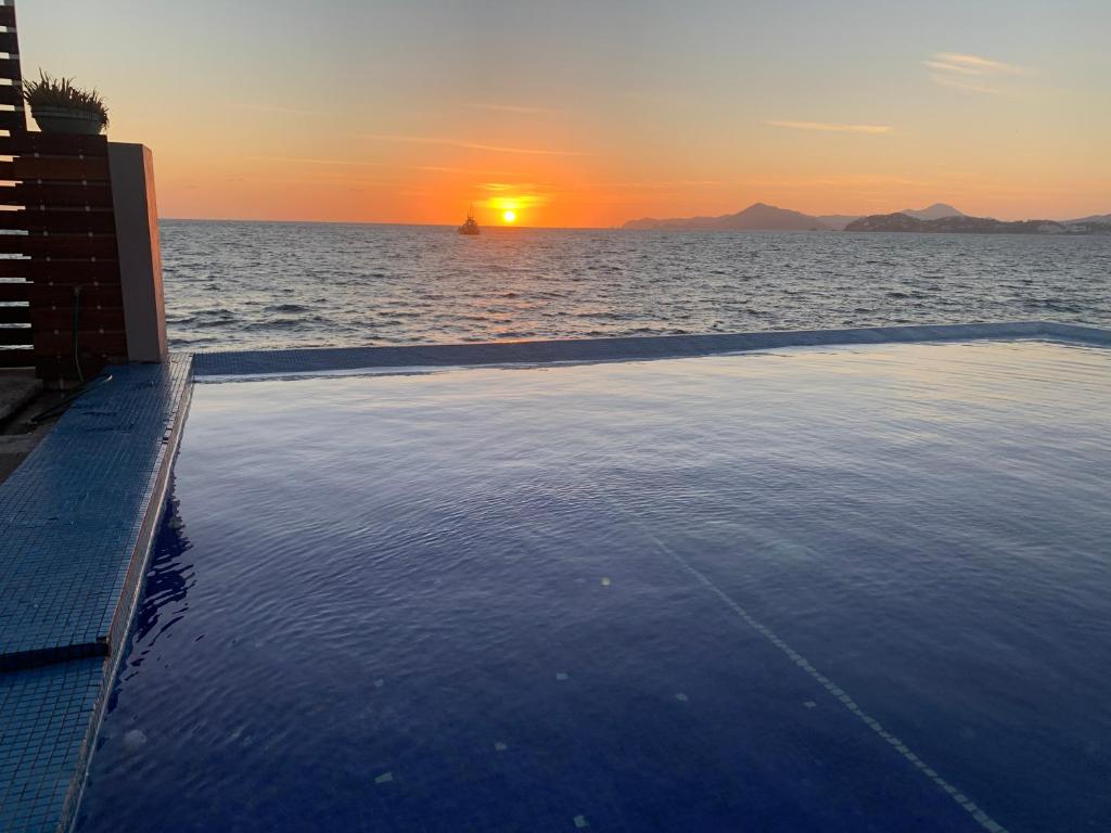 INCREIBLE DEPARTAMENTO A PIE DE PLAYA EN MANZANILLO, COMPLETAMENTE NUEVO photo 1