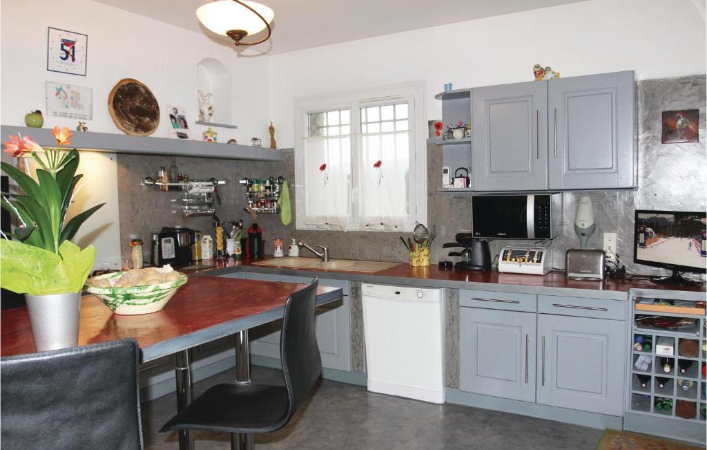 Awesome Home In Lisle Sur Sorgue With 4 Bedrooms, Wifi And Private Swimming Pool photo 4