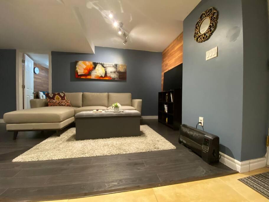 Walkout 1 Bed, 1 Bath Bsmnt Apt photo 4