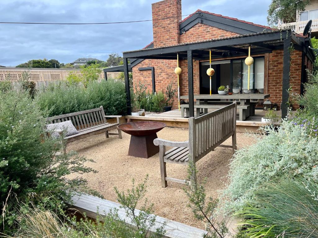 Cosy Back Beach Hideaway with Fire Pit. photo 3