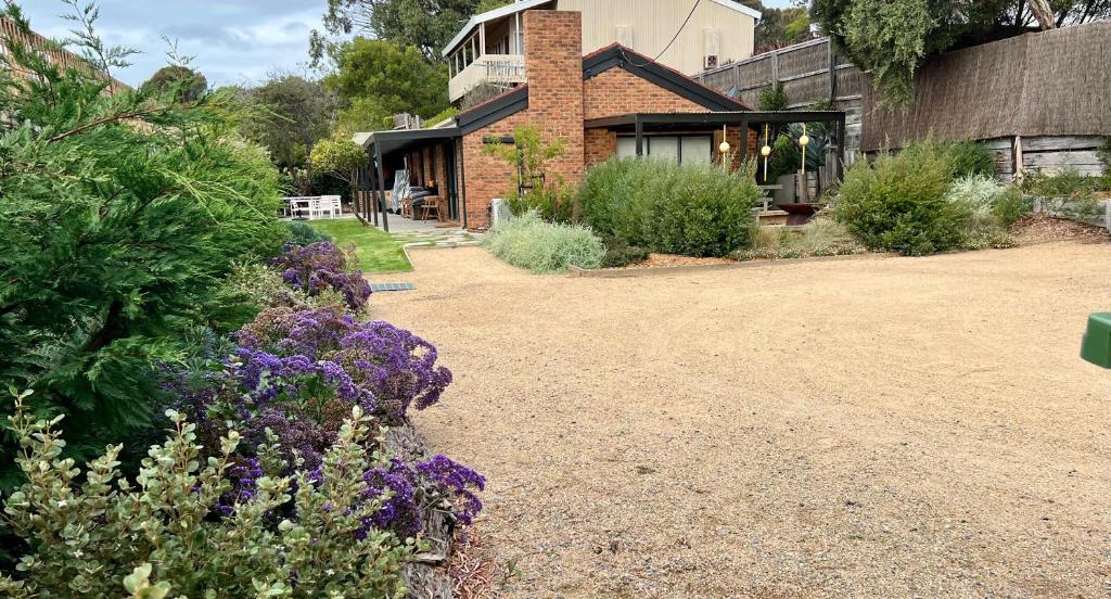 Cosy Back Beach Hideaway with Fire Pit. photo 2