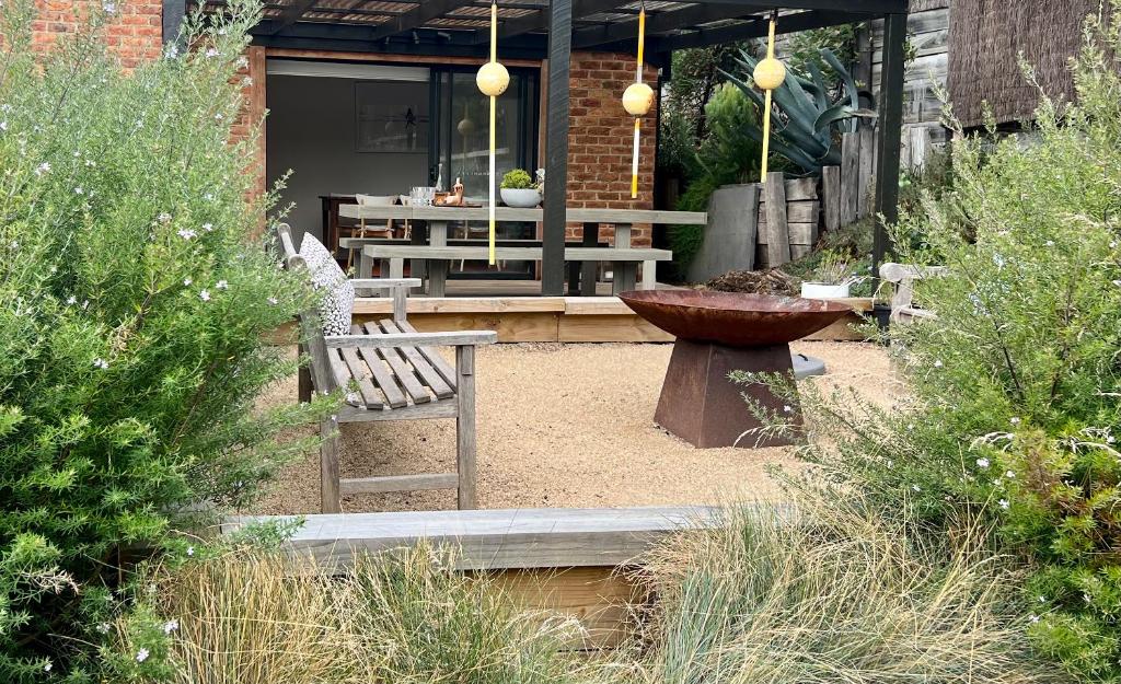 Cosy Back Beach Hideaway with Fire Pit. photo 1