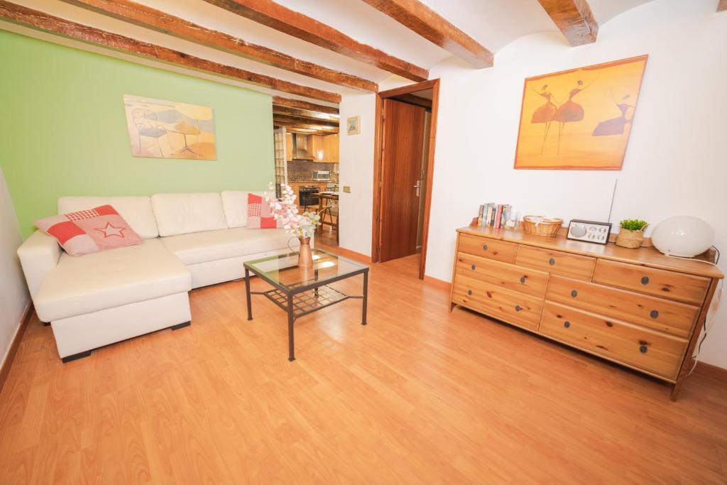 Rustic Poble Sec Apartment - Tap to explore photos