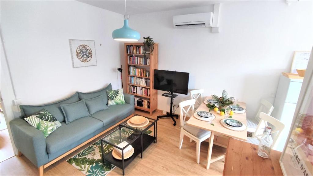 EMILY BEACH-CITY Apartment - Tap to explore photos
