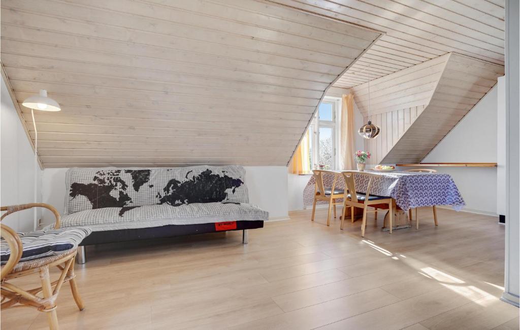 Awesome Apartment In Allingbro With 3 Bedrooms And Wifi photo 4