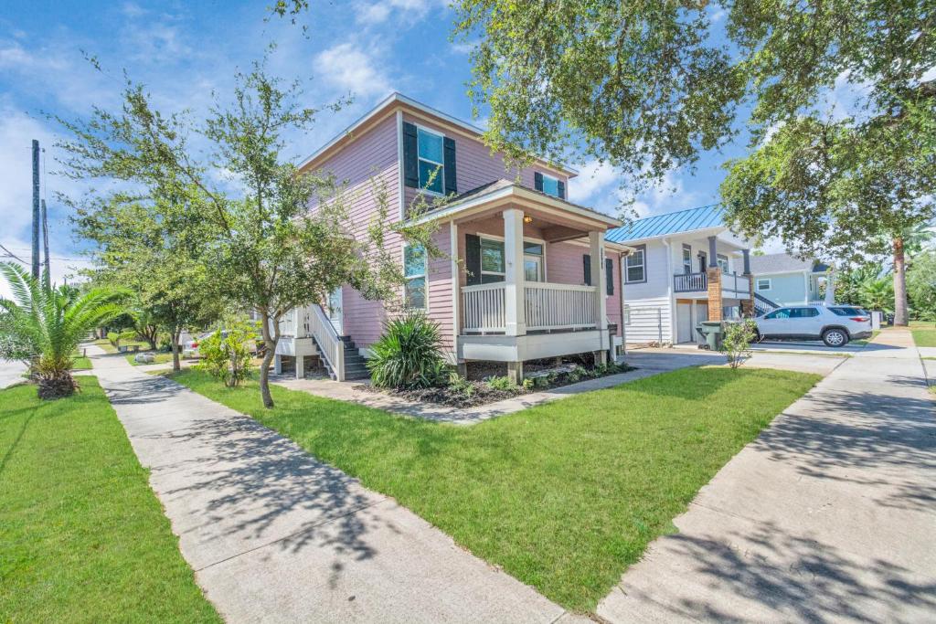 Summer Bliss,Blocks to the Beach-Midtown Galveston image