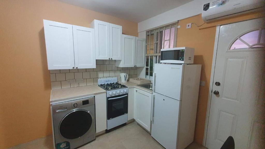 2 minutes from Roseau, Cozy studio with shared pool photo 2