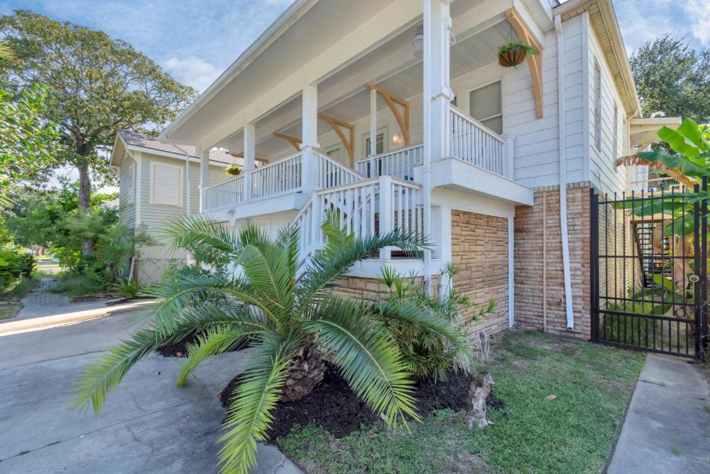 2 Kitchens,2 Living Rooms,4 Bedrooms-Close to all! image
