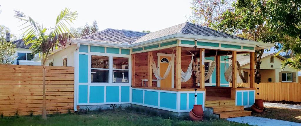 The Beachy Bungalow w/King Bed, near Dtwn & Beach photo 1