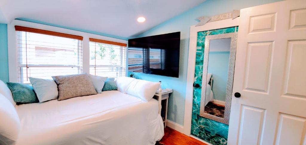 The Beachy Bungalow w/King Bed, near Dtwn & Beach photo 2
