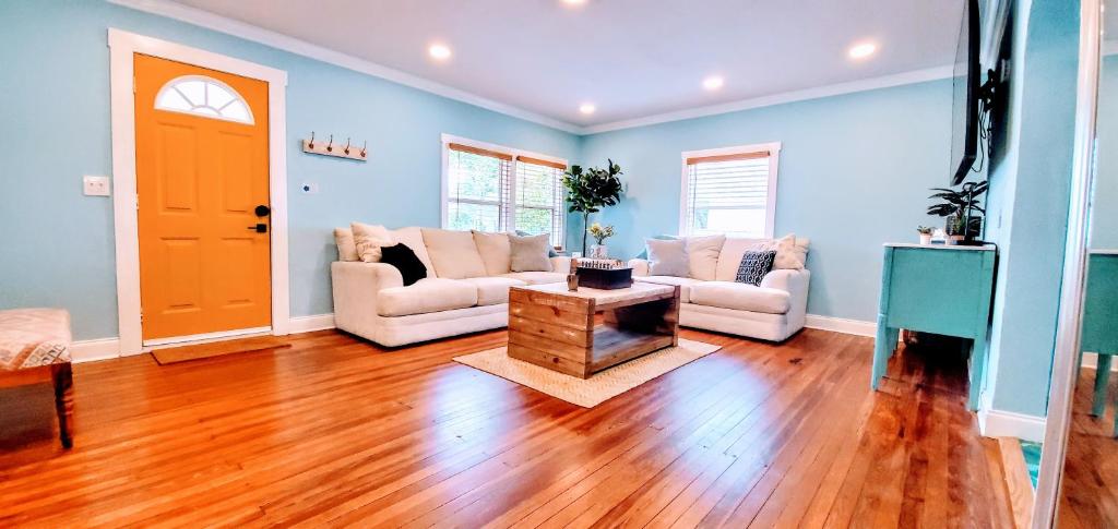 The Beachy Bungalow w/King Bed, near Dtwn & Beach photo 3