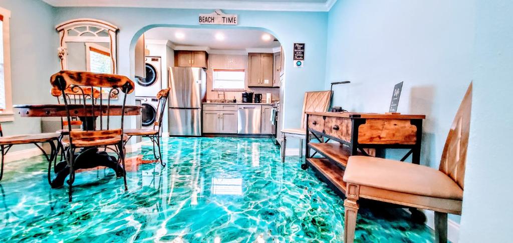 The Beachy Bungalow w/King Bed, near Dtwn & Beach