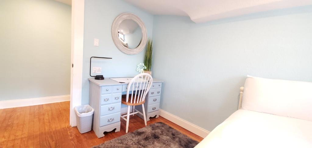 The Beachy Bungalow w/King Bed, near Dtwn & Beach photo 4